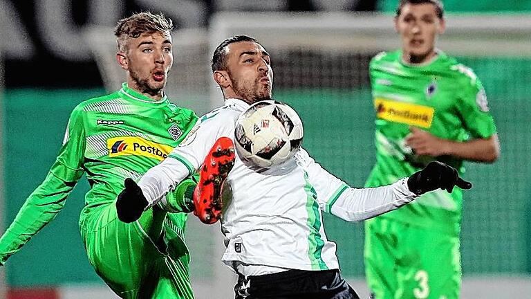 SpVgg Greuther Fürth - Borussia Mönchengladbach       -  Zur Brust genommen: Fürths Serdar Dursun (rechts) im Zweikampf mit Gladbachs Christoph Kramer.