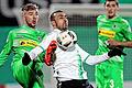 SpVgg Greuther Fürth - Borussia Mönchengladbach       -  Zur Brust genommen: Fürths Serdar Dursun (rechts) im Zweikampf mit Gladbachs Christoph Kramer.