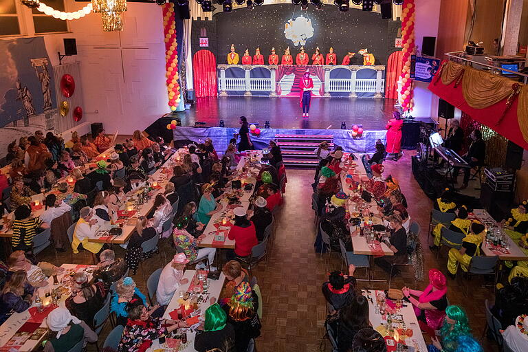 Der Saal war gut gefüllt und anlässlich des 44. Jubiläums gab es ein neues Bühnenbild.