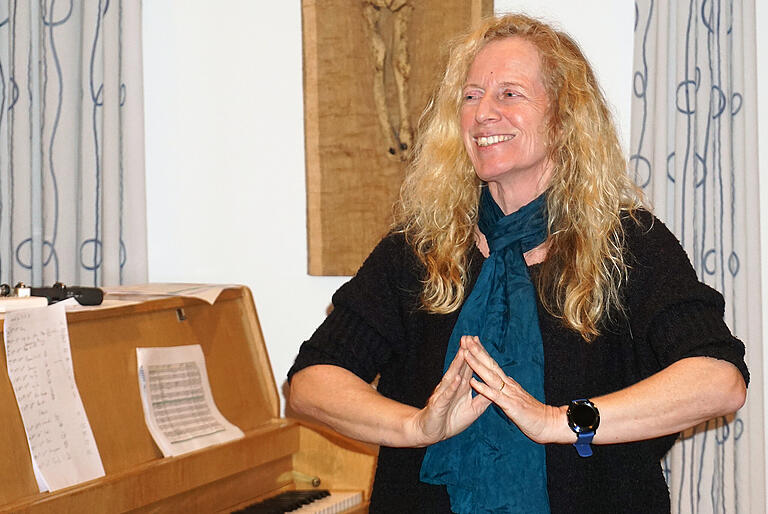 Die Kirchenmusikdirektorin und Dekanatskantorin Andrea Balzer versteht es, ihre Sängerinnen und Sänger zu motivieren. Die Kirchenmusikdirektorin und Dekanatskantorin Andrea Balzer versteht es, ihre Sängerinnen und Sänger zu motivieren.