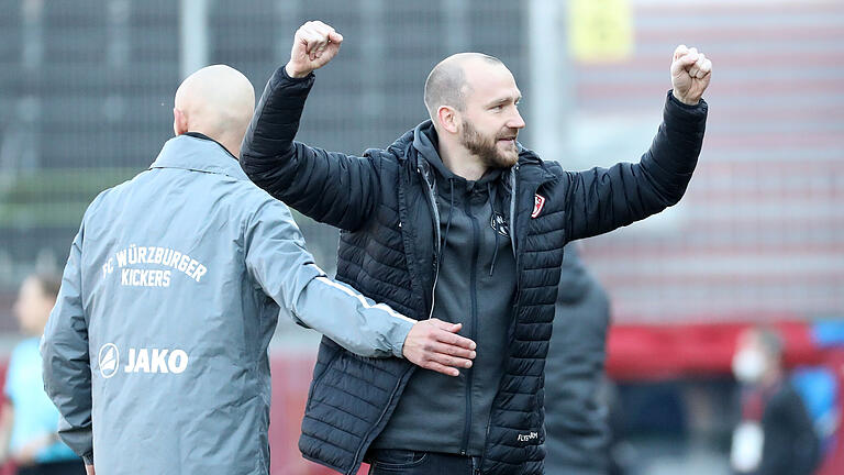 Sebastian Neumann (rechts),&nbsp;Sportdirektor der Würzburger Kickers, und Trainer Ralf Santelli (links) jubeln über den 3:1-Erfolg gegen Dortmund II.