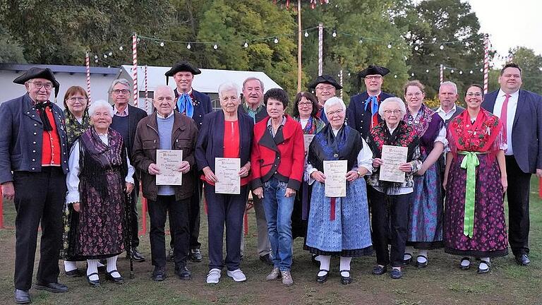 Das Foto zeigt von links: Ehrenvorstand Walter Bräutigam, Gauvorsitzende Inge Burkhard-Vatterodt, Martha Hofmann, Albrecht Hofmann, Karl Brembs, Bereichsleiter Vereinsleben Florian Kress, Christa Brembs, Herbert und Margit Knaup, Renate und 1. Vorstand Albert Hein, Gabriele Hümmer, Bereichsleben Liegenschaften Dominik Wegner, Anneliese Schlembach, Bereichsleiterin Schriftführung Katharina Kaiser, Josef Rückert, Bereichsleiterin Kassenwesen Theresa Bähr und Bürgermeister Peter Gehring.