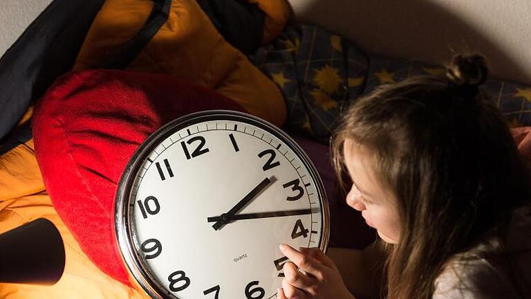 Kinder tun sich manchmal schwer mit der Zeitumstellung. Foto: Patrick Seeger       -  Kinder tun sich manchmal schwer mit der Zeitumstellung. Aber es gibt einige Tipps, wie man Kinder besser darauf vorbereiten kann.