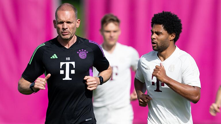 Holger Broich       -  Fußball: Champions League, Bayern München - Real Madrid, Halbfinale, Hinspiel. Abschlusstraining FC Bayern auf dem Trainingsgelände an der Säbener Straße. Der langjährige Fitness-Trainer Holger Broich (l) von München und Serge Gnabry in Aktion.