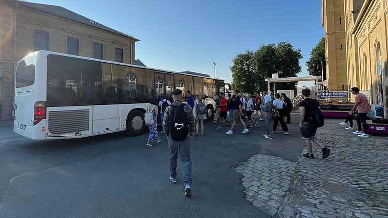 Mittwochmorgen, 7.20 Uhr: Pendlerinnen und Pendler steigen am Bahnhof in Kitzingen in einen Bus, der den RE10 ersetzt und nach Würzburg fährt.