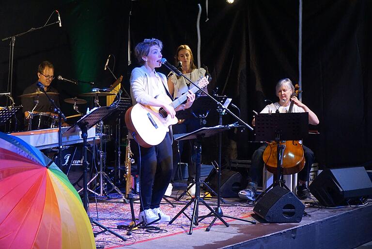 Hannah Silberbach beim Konzert auf der Scherenburg Hannah Silberbach beim Konzert auf der Scherenburg