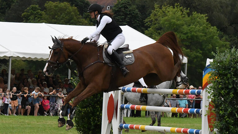 Rakoczy-Reitturnier beim RV Bad Kissingen       -  Wurde im finalen S*-Springen mit Siegerrunde starke Dritte: Nadja Schmittlein vom RFV Weilersbach.