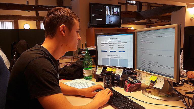 Am Computer ist Simon Scheuring in seinem Element, egal ob bei der FIS in Grafenrheinfeld oder in einem Betrieb in Guildford. Am Computer ist Simon Scheuring in seinem Element, egal ob bei der FIS in Grafenrheinfeld oder in einem Betrieb in Guildford.