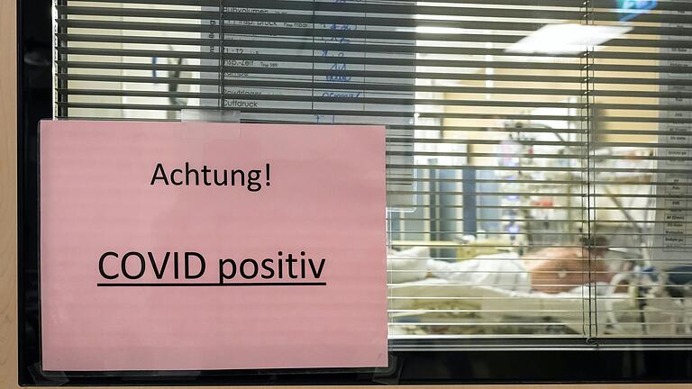 Hinter solchen Fenstern kämpfen in den Intensivbetten des Leopoldina-Krankenhauses&nbsp; Covid-Patientinnen und -Patienten um ihr Leben.