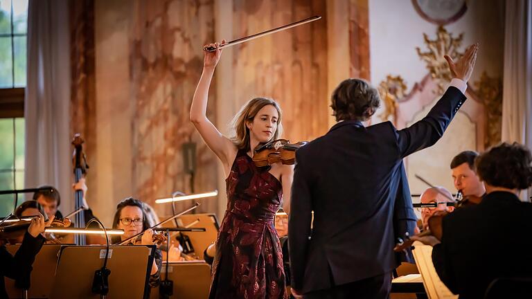 Die Kaisersaal-Konzerte sind das Herz des Mozartfests. Hier die norwegische Geigerin Vilde Frang und der Dirigent Maxim Emelyanychev und das Scottish Chamber Orchestra im vergangenen Jahr. Die Kaisersaal-Konzerte sind das Herz des Mozartfests. Hier die norwegische Geigerin Vilde Frang und der Dirigent Maxim Emelyanychev und das Scottish Chamber Orchestra im vergangenen Jahr.
