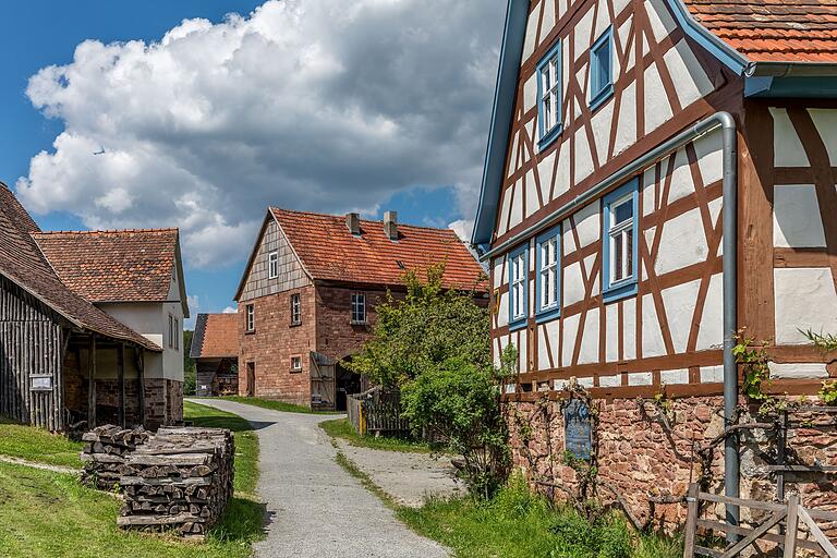 Nur vier Kilometer entfernt vom Wanderweg liegt im Walldürner Stadtteil Gottersdorf das Odenwälder Freilandmuseum. Hier wurden Gebäude und Kleindenkmale aus dem 17. bis 20. Jahrhundert originalgetreu wieder aufgebaut. Von der Lebenswelt der Menschen im Odenwald und Bauland vor der Technisierung der Landwirtschaft bekommt man einen guten Eindruck.&nbsp;