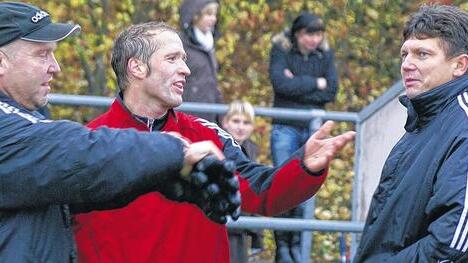 Dann mach doch du's: Das Bild lässt mehrere Interpretationen zu, nur nicht diese. Es entstand nach einem früheren BOL-Spiel SV Rödelmaier gegen den TSV Bad Königshofen, als Frank Mauer (Mitte) noch Trainer der Bad Königshöfer war. Ende der Saison räumt er zusammen mit Roland Harich die Kommandobrücke beim Landesligisten TSV Aubstadt und übergibt an Josef Francic (rechts). Links Mike Seidler, Pressesprecher des SV Rödelmaier.