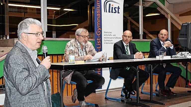 Deutschlehrer Christian Theiss begrüßte Krimiautor Günter Huth, Bürgermeister Jürgen Lippert und den Bundestagsabgeordneten Bernd Rützel zum Welttag des Buches (von links).