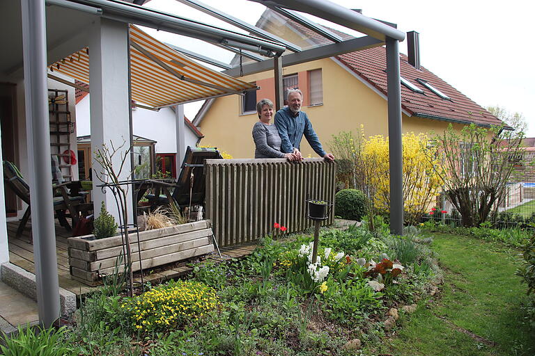 Das Ehepaar Mock blickt von der Terrasse auf seinen Garten.