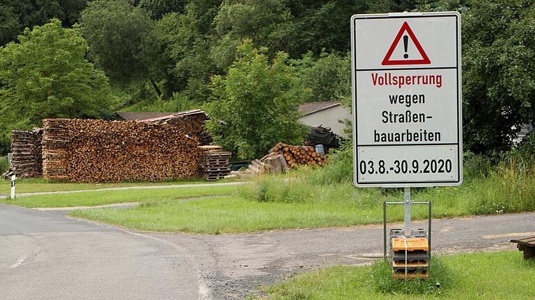 Die Staatsstraße 2281 soll auf einem kleinen Teilstrecke von 400 Metern zwischen Kottendorf und dem Weiler Hasenmühle ausgebaut werden. Die Baumaßnahme erfordert eine Vollsperrung der Staatsstraße, auf die schon weiträumig hingewiesen wird.