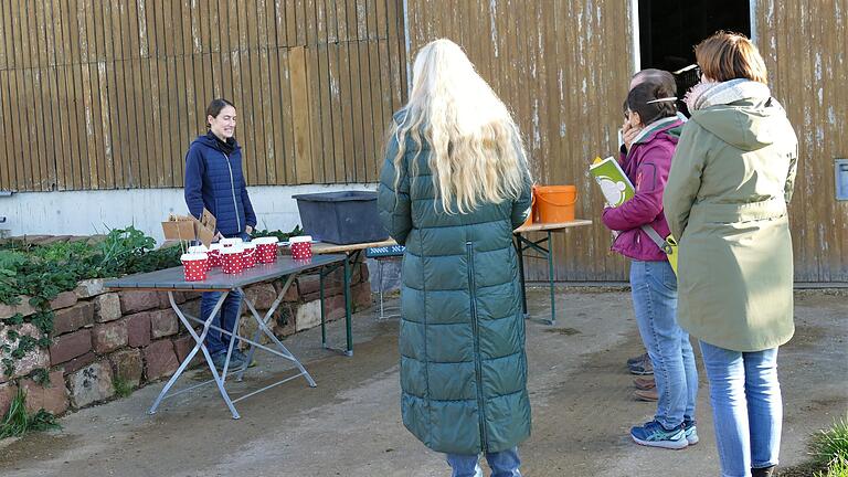 Schnell wich die anfängliche Zurückhaltung der Lehrkräfte, als sie die Futterstationen selbst zusammenstellten.