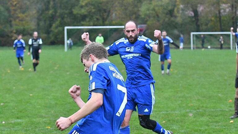 Nach 0:1-Rückstand gewann die SG Großwenkheim/Münnerstadt II noch mit 2:1 bei der SG Haard/Nüdlingen. Unser Bild zeigt den jubelnden David Borst (vorne), der mit seinem Ausgleich die Wende einleiten sollte.       -  Nach 0:1-Rückstand gewann die SG Großwenkheim/Münnerstadt II noch mit 2:1 bei der SG Haard/Nüdlingen. Unser Bild zeigt den jubelnden David Borst (vorne), der mit seinem Ausgleich die Wende einleiten sollte.