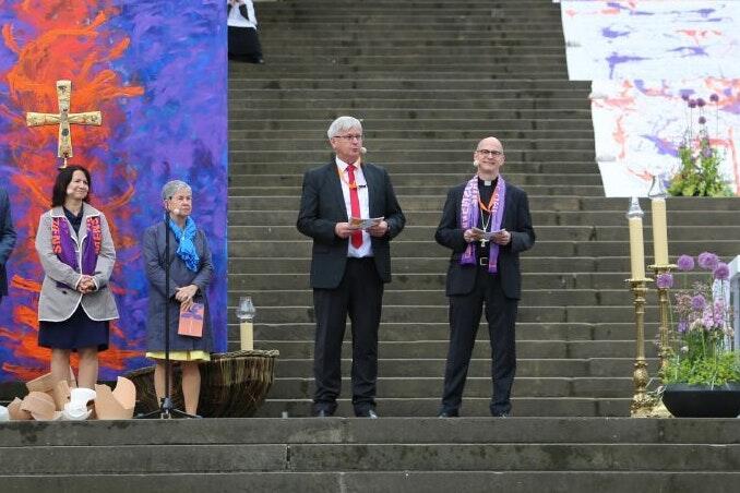 Auf der Treppe vor dem Erfurter Dom luden Bischof Franz Jung (rechts) und Diözesanratsvorsitzender Michael Wolf als Vertreter der Laien die Christen zum Katholikentag 2026 in Würzburg ein Auf der Treppe vor dem Erfurter Dom luden Bischof Franz Jung (rechts) und Diözesanratsvorsitzender Michael Wolf als Vertreter der Laien die Christen zum Katholikentag 2026 in Würzburg ein