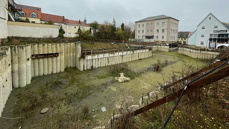 Zum 'Wilden Mann' gehört ein 1119 Quadratmeter großes Grundstück mit Baugrube für eine Tiefgarage. Darüber war ein 122-Betten-Inklusionshotel geplant, das aufgrund der finanziellen Schwierigkeiten des Unternehmens Krapf Immobilien scheiterte. Der neue Besitzer plant, ebenfalls ein größeres Hotel an dieser Stelle zu errichten. Zum 'Wilden Mann' gehört ein 1119 Quadratmeter großes Grundstück mit Baugrube für eine Tiefgarage. Darüber war ein 122-Betten-Inklusionshotel geplant, das aufgrund der finanziellen Schwierigkeiten des Unternehmens Krapf Immobilien scheiterte. Der neue Besitzer plant, ebenfalls ein größeres Hotel an dieser Stelle zu errichten.