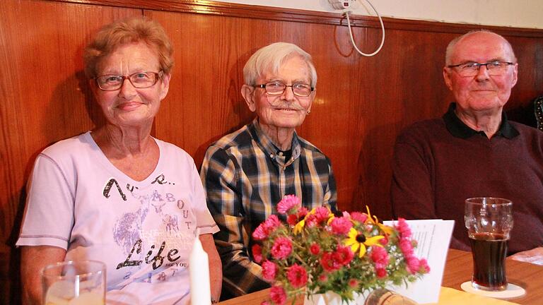 Erzählten beim Historischen Verein von früher: Linda Schirm (von links), Horst Bartl und Lothar Ziegler. Erzählten beim Historischen Verein von früher: Linda Schirm (von links), Horst Bartl und Lothar Ziegler.
