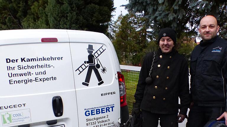 Immer gut gelaunt. Die 'Glücksbringer' Udo Gebert und Magdalena Rummey auf dem Weg zur Prüfung einer Heizung Immer gut gelaunt. Die 'Glücksbringer' Udo Gebert und Magdalena Rummey auf dem Weg zur Prüfung einer Heizung