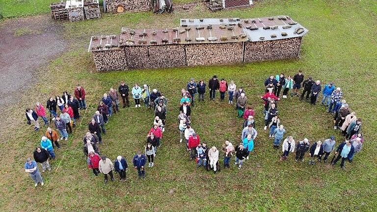 Als Einladung zu ihrer 1000-Jahr-Feier stellten sich fast die Hälfte aller Wustvieler zu diesem Foto auf.