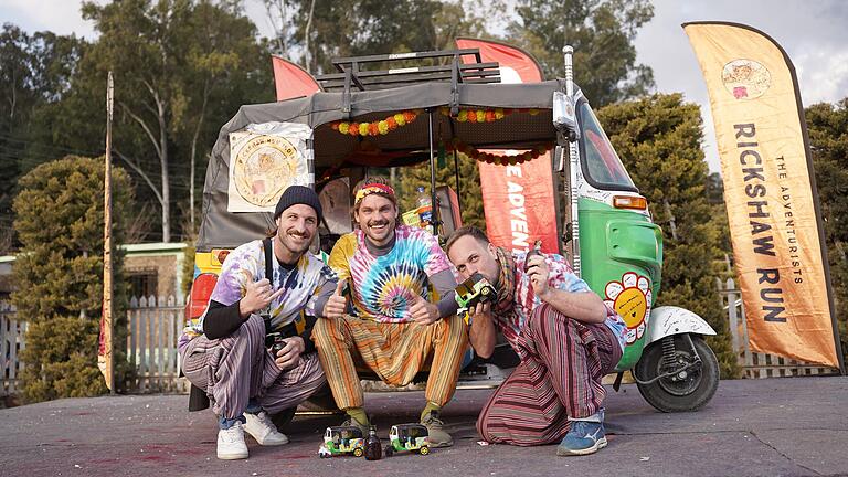 Nach über 4000 gefahrenen Kilometern erreichten Florian Brückner, Marcel Brendel und Adrian Winheim (von links) ihr Ziel in Shillong in Indien. Nach über 4000 gefahrenen Kilometern erreichten Florian Brückner, Marcel Brendel und Adrian Winheim (von links) ihr Ziel in Shillong in Indien.