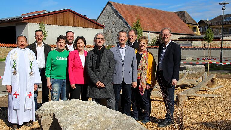 Über den neuen GIZ Platz in Sulzheim freuen sich (von links) Pfarrer Damian Ikejiama, Markus Kleinhenz, Irina Rüttinger, Architekt Joachim Perleth, stellvertretende Landrätin Christine Bender, Bürgermeister Jürgen Schwab, TG-Vorsitzender Reiner Väth, Altbürgermeister Michael Geck, Bezirksrätin Gerlinde Martin und Johannes Krüger vom ALE.