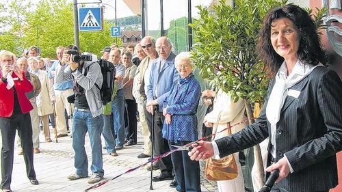 Schnipp-schnapp: Bürgermeisterin Helga Schmidt-Neder schneidet das Band an der Eingangstüre des neuen Rathauses durch.