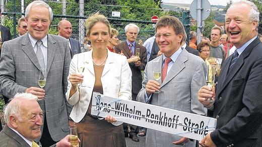 Hans-Wilhelm Renkhoff       -  Einer seiner letzten öffentlichen Auftritte: Hans-Wilhelm Renkhoff (links), Ehrenbürger der Stadt Marktheidenfeld, bei der Feier im Jahr 2005, als eine Straße nach ihm benannt wurde. Der Gründer der Firma Warema starb am Mittwoch im Alter von 84 Jahren.Archivfoto: Harth