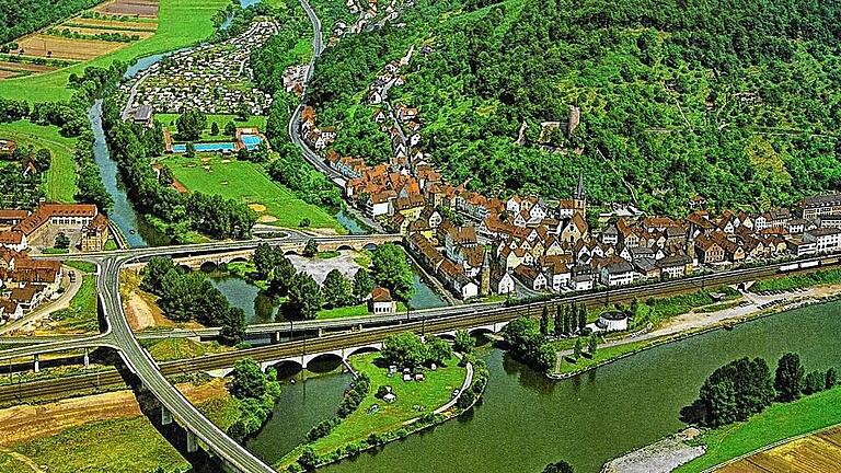 Auf dieser Luftaufnahme von Gemünden aus vermutlich den 1970ern ist das Rechteck zu erkennen, das die Stadtmauer einschließt, außerdem die damals noch vorhandene Bebauung vor dem parallel zum Main laufenden Teil der Stadtmauer.