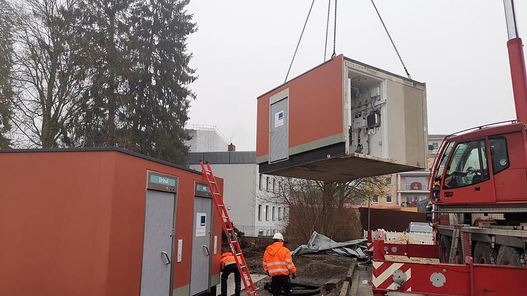 Mit dem Autokran wurden die Fertigteile aufgestellt. Foto: Frank Petzold       -  Mit dem Autokran wurden die Fertigteile aufgestellt. Foto: Frank Petzold