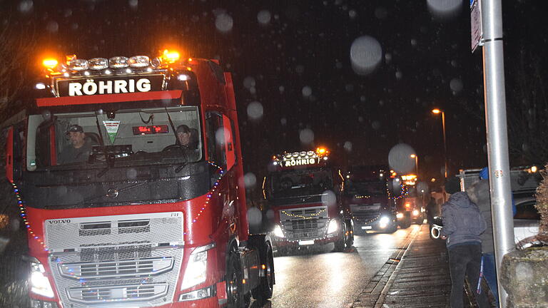 Truck-Konvoi beschert Weihnachtsfreude.
