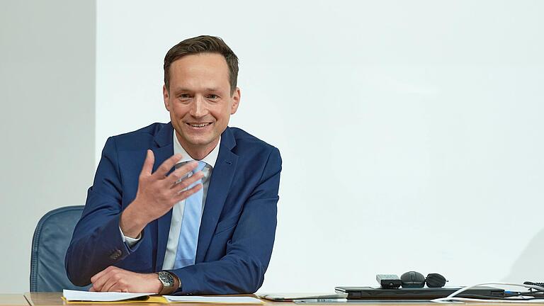 Landrat Florian Töpper (hier im April 2021) richtet sich in einem Schreiben an die Bürgermeisterinnen und Bürgermeister im Landkreis Schweinfurt. Thema: Mögliche Energie-Engpässe und wie sich die Gemeinden darauf vorbereiten sollen.