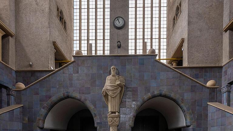 Der Treppenaufgang mit der Statue des Evangelisten Lukas, des Schutzpatrons der Metzger. Der Treppenaufgang mit der Statue des Evangelisten Lukas, des Schutzpatrons der Metzger.