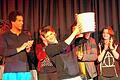 Beklatscht von seinen Mitstreitern präsentiert der stolze Gewinner des sechsten Poetry-Slam in Bad Neustadt, Friedrich Hermann, den großen Sieger- Blecheimer.