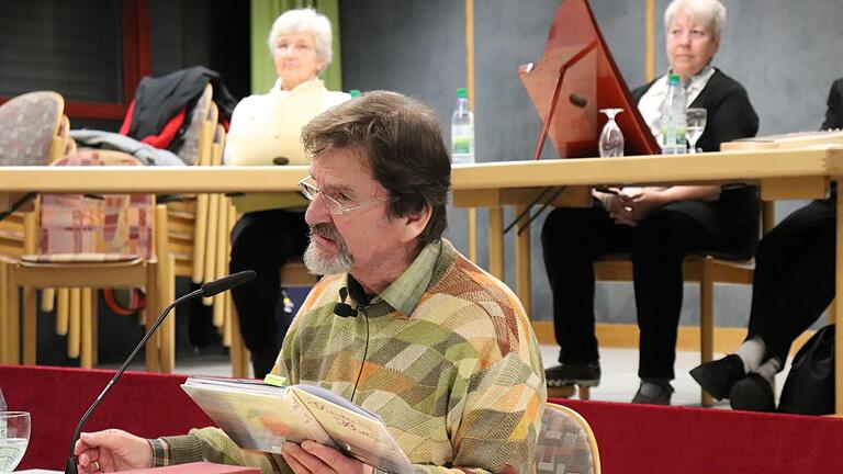 Peter Ackermann während seines Vortrages; im Hintergrund sind einige Mitglieder der Veeh-Harfengruppe zu sehen.  Foto: Hans-Karl Diederich       -  Peter Ackermann während seines Vortrages; im Hintergrund sind einige Mitglieder der Veeh-Harfengruppe zu sehen.  Foto: Hans-Karl Diederich