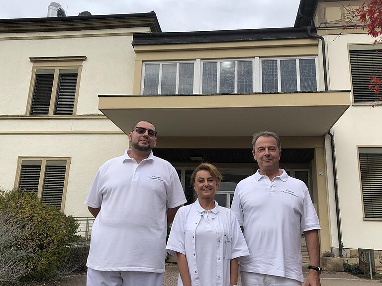 Es stimmt, dass sie den Standort Krankenhaus Hofheim verlassen. Aber nur, um Anfang 2020 in einer größeren und moderneren Praxis in der Johannisstraße neu zu eröffnen: Praxisinhaberin Dr. Sabine Leucht mit ihrem Kollegen Alexander Cosma (links) und Ehemann Dr. Thomas Leucht
