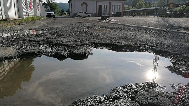 Der Lohrer Bahnhof und sein Umgriff sind seit vielen Jahren in einem desolaten Zustand. Das Bild zeigt den von tiefen Schlaglöchern gezierten Umgriff. Der Lohrer Bahnhof und sein Umgriff sind seit vielen Jahren in einem desolaten Zustand. Das Bild zeigt den von tiefen Schlaglöchern gezierten Umgriff.
