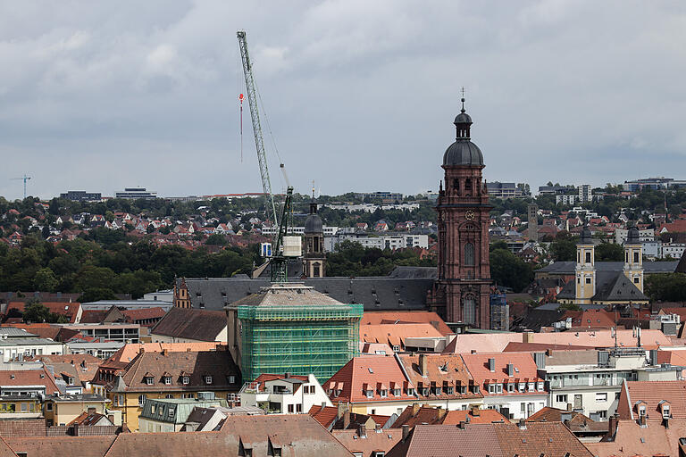 Wenn das eingerüstete Hochhaus in der Augustinerstraße 9 verschwunden ist, wird sich die Dachlandschaft der Innenstadt ein wenig verändern.