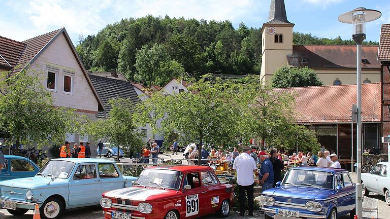 Gut besucht war das Oldtimertreffen auf dem Sulzthaler Dorfplatz.       -  Gut besucht war das Oldtimertreffen auf dem Sulzthaler Dorfplatz.