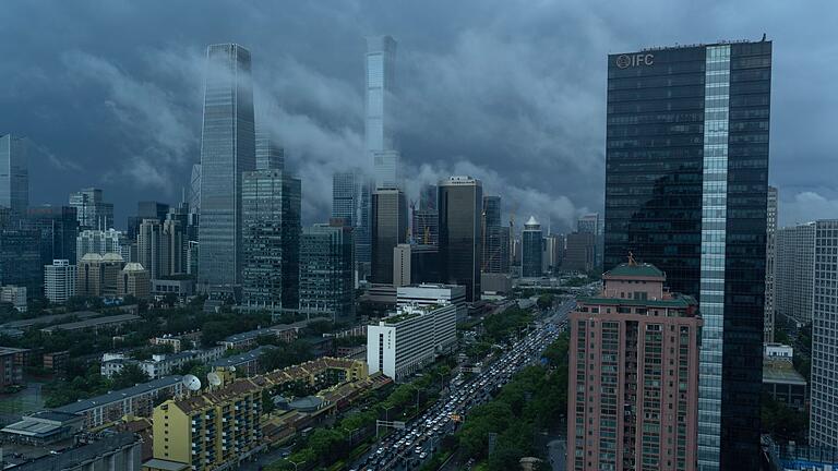 Wirtschaftswachstum in China       -  Chinas Politbüro will am Wachstumsziel für dieses Jahr festhalten. (Archivbild)