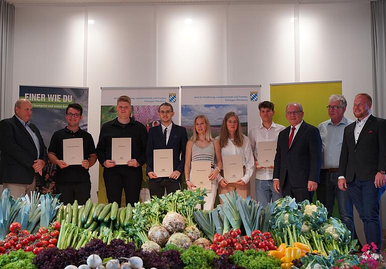 Die erfolgreichen Absolventinnen und Absolventen aus Aschaffenburg mit den Verantwortlichen Gerd Düll (ganz links), , Regierungspräsident Dr. Eugen Ehmann (3.v.r.), daneben Christoph Schlereth und Silas Häußlein.