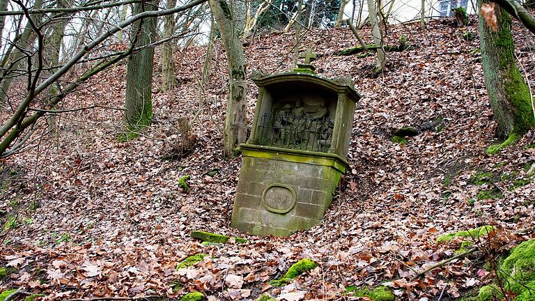 Dringenden Handlungsbedarf sieht die Stadt Zeil am Kreuzweg zum Käppele hinauf – was die Bildtafeln anbelangt. Und auch, was den Weg selbst betrifft. 2025 wird hier saniert. Dringenden Handlungsbedarf sieht die Stadt Zeil am Kreuzweg zum Käppele hinauf – was die Bildtafeln anbelangt. Und auch, was den Weg selbst betrifft. 2025 wird hier saniert.