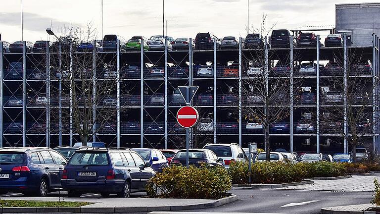 Allenthalben sind die Parkplätze rar geworden. ZF hat deshalb ein Parkhaus auf dem Parkplatzgelände gebaut.