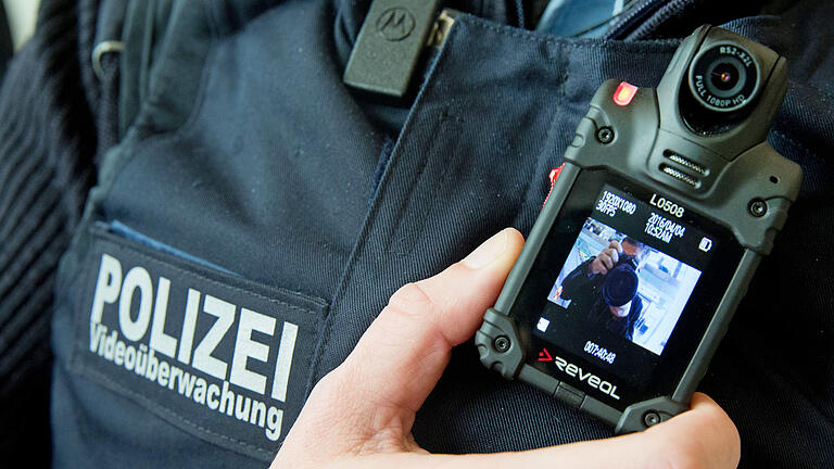 Angriffe auf Bundespolizisten &ndash; Warten auf Körperkameras       -  Ein Bundespolizist mit einer Bodycam zur Videoüberwachung.