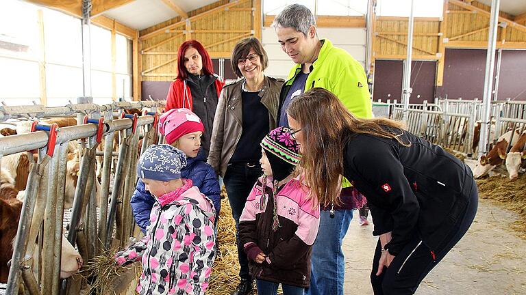 Anlässlich des Weltschulmilchtagtes möchte das Amt für Ernährung, Landwirtschaft und Forsten in Schweinfurt auf dem Rosenhof der Familie Hauck bei Gerolzhofen viel über Milch und Milchprodukte vermitteln. Mit im Bild (von links): Sabine Klein (Kinderhaus St. Martin), Klaudia Schwarz (Amt für Ernährung, Landwirtschaft und Forsten, Erlebnisbäuerin Manuela Hauck und Kreisbäuerin Barbara Göpfert.