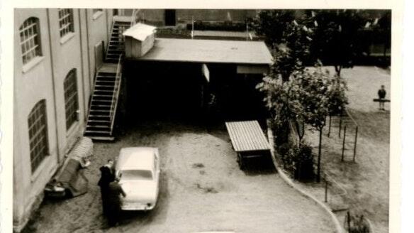 Nach der Zerstörung durch den Krieg zog die Schreinerei Hein in die Zellerau. Auf dieser Aufnahme von 1960 sieht man den Hinterhof der Würzburger Schreinerei im ersten Stockwerk. Nach der Zerstörung durch den Krieg zog die Schreinerei Hein in die Zellerau. Auf dieser Aufnahme von 1960 sieht man den Hinterhof der Würzburger Schreinerei im ersten Stockwerk.