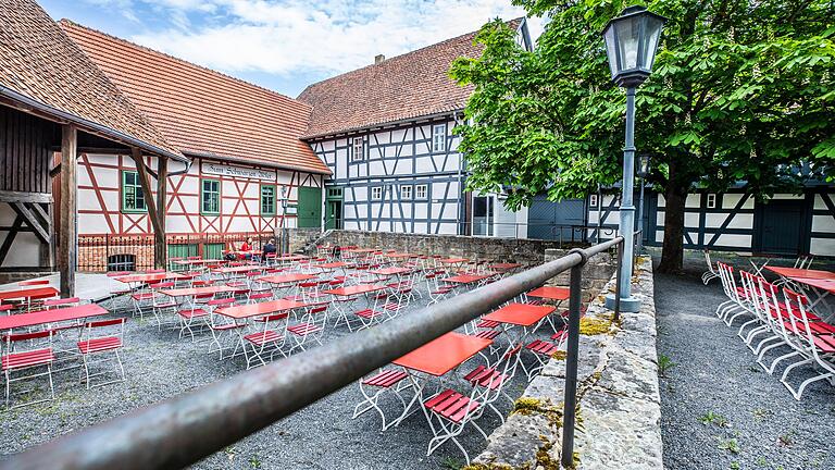 Die Gäste können das urig gemütliche Ambiente unter alten Kastanien im schattigen Biergarten genießen.