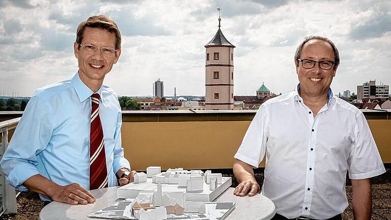 Interview über den Dächern. Auf der Terrasse des Rathauses erläuterten OB Sebastian Remelé und Baureferent Ralf Brettin die Zukunftspläne für die Innenstadt.